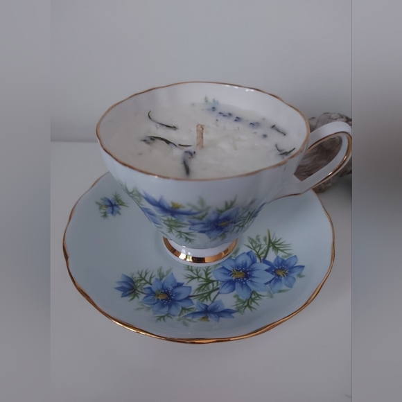 Candle in a pretty teacup with floral motifs - Picture 3 of 10